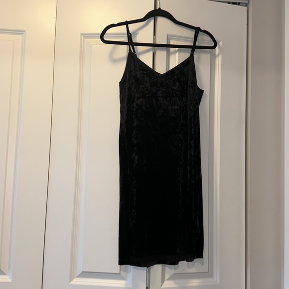 BLACK DRESS. - Picture 3 of 3